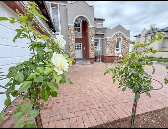 4 BEDROOM TOWNHOUSE FOR SALE IN MIDSTREAM ESTATE